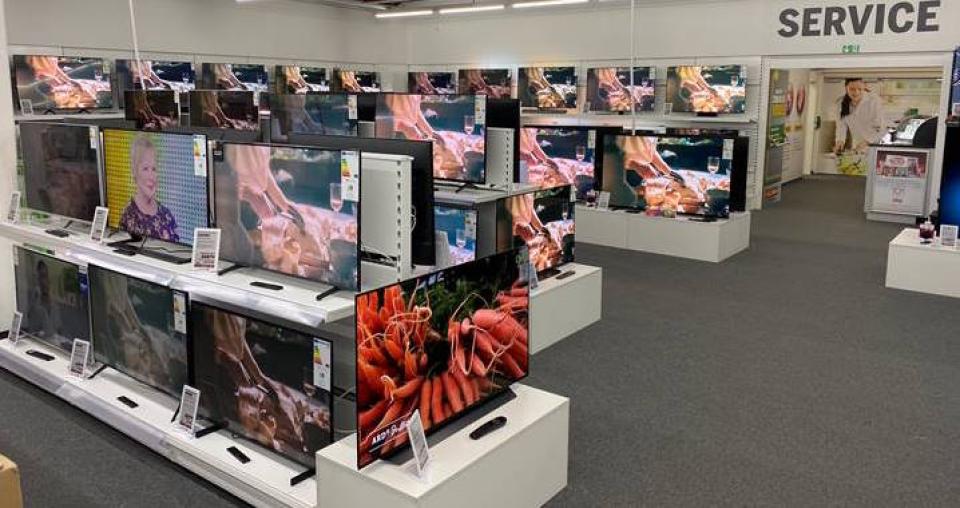 Ladengeschäft in Shopping-Center, Medimax