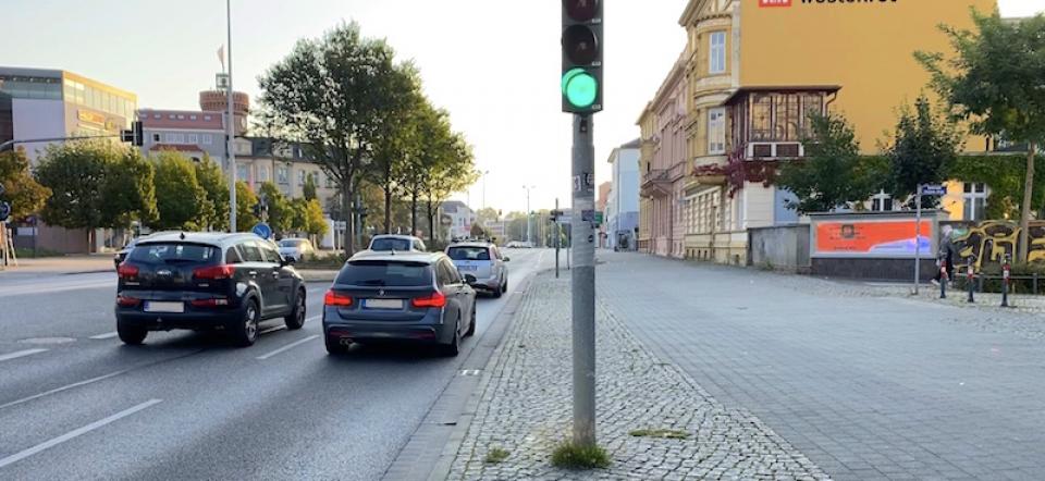 VideoBanner an mehrspuriger Fahrbahn, Stadtzentrum, Karl-Liebknecht-Str.